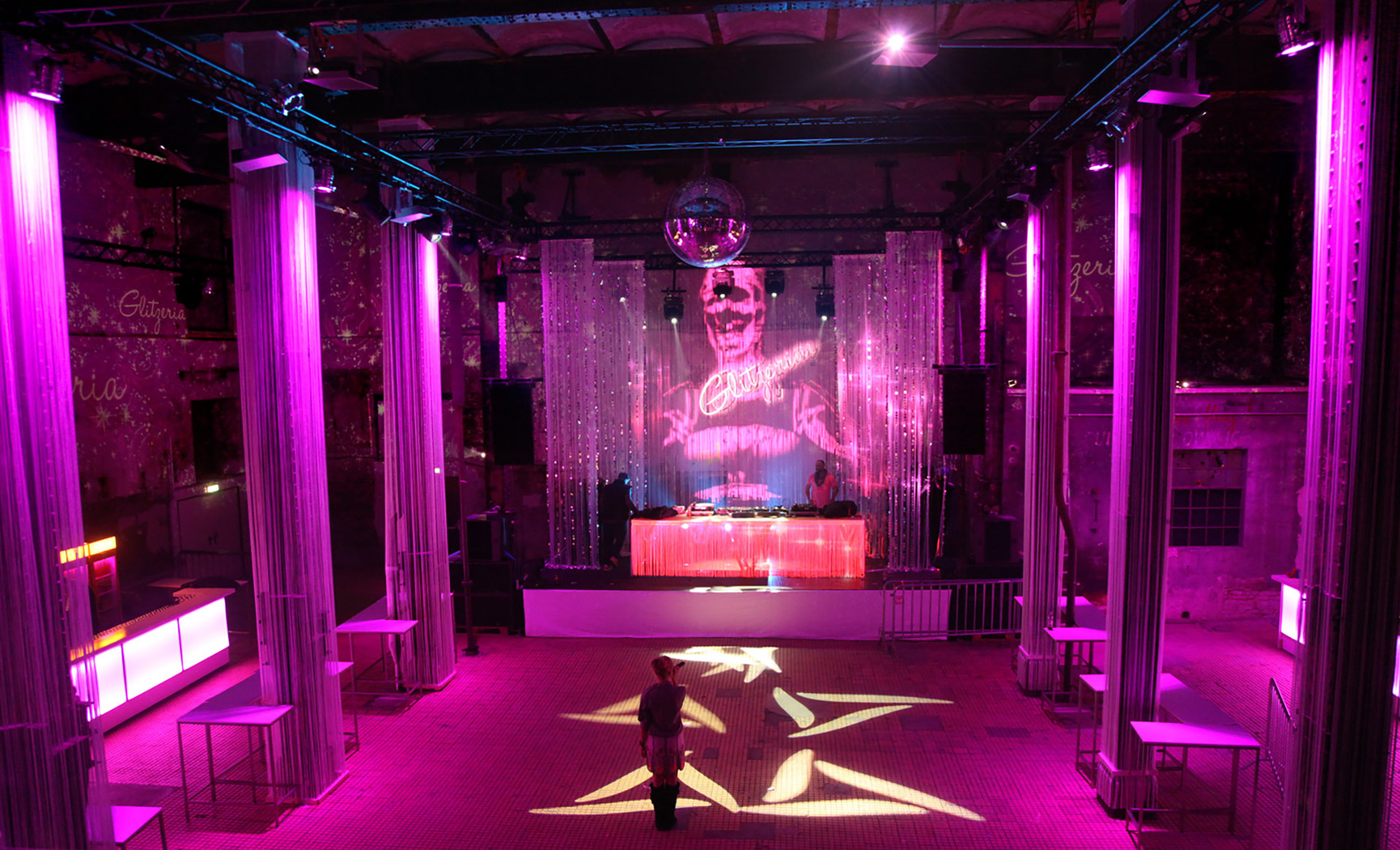 360°-Raumprojektion für Glitzeria in der Ottakringer Brauerei Wien – MODULUX, Aufnahme 9
