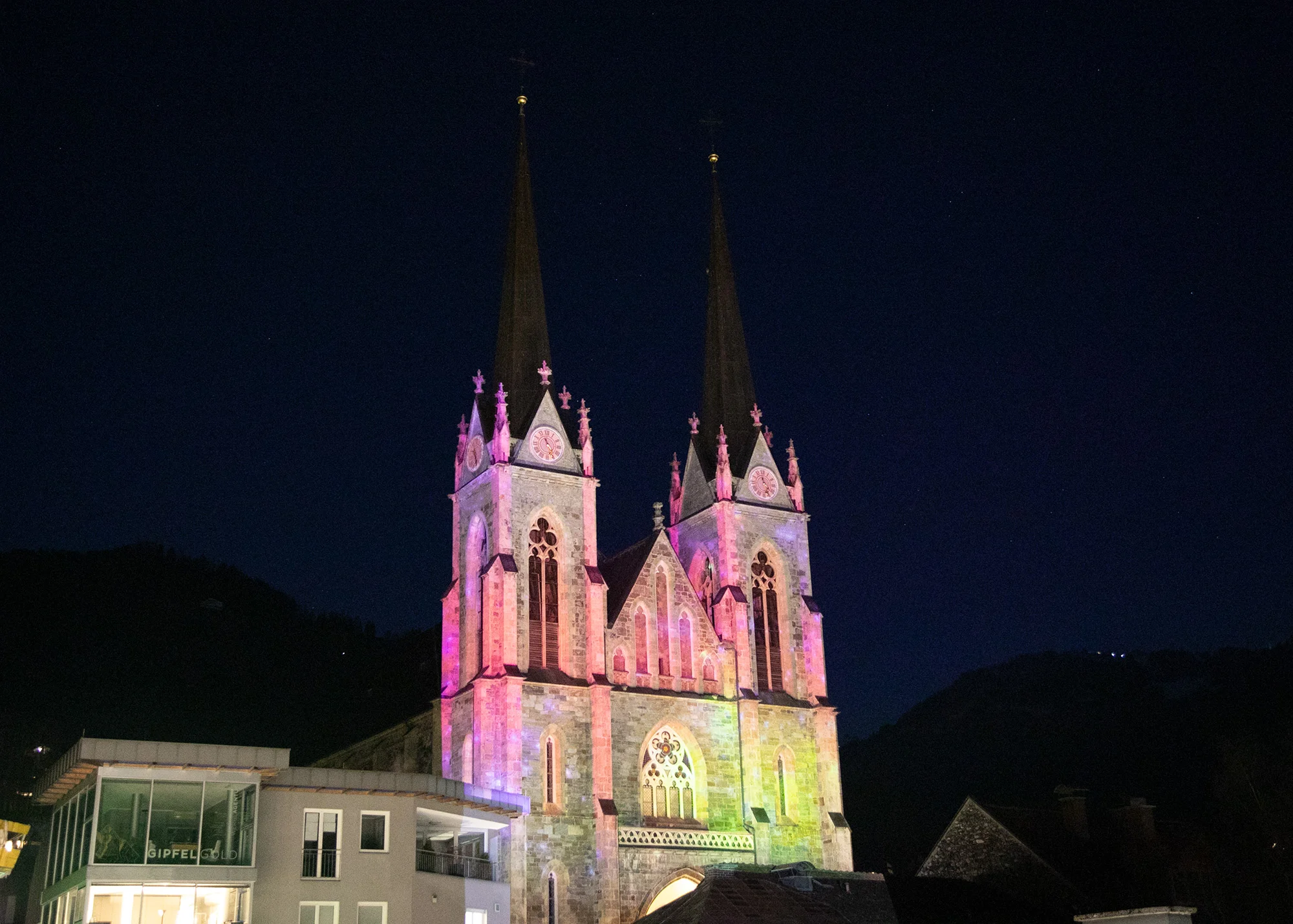 Rosa und gelbe Projektionen auf dem Dom in weiter Abendansicht