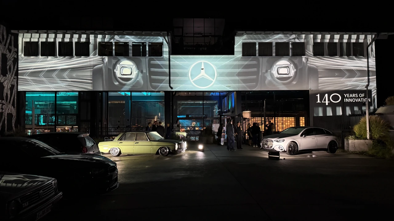 Weiße Pfeillinien und kreisförmige Motive um den Mercedes-Stern auf der Fassade des Handelszentrums