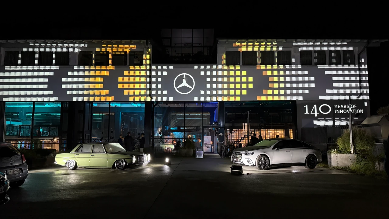 Goldgelbe und weiße Lichtblöcke auf der Fassade mit Mercedes-Stern und dem Schriftzug 140 Years of Innovation