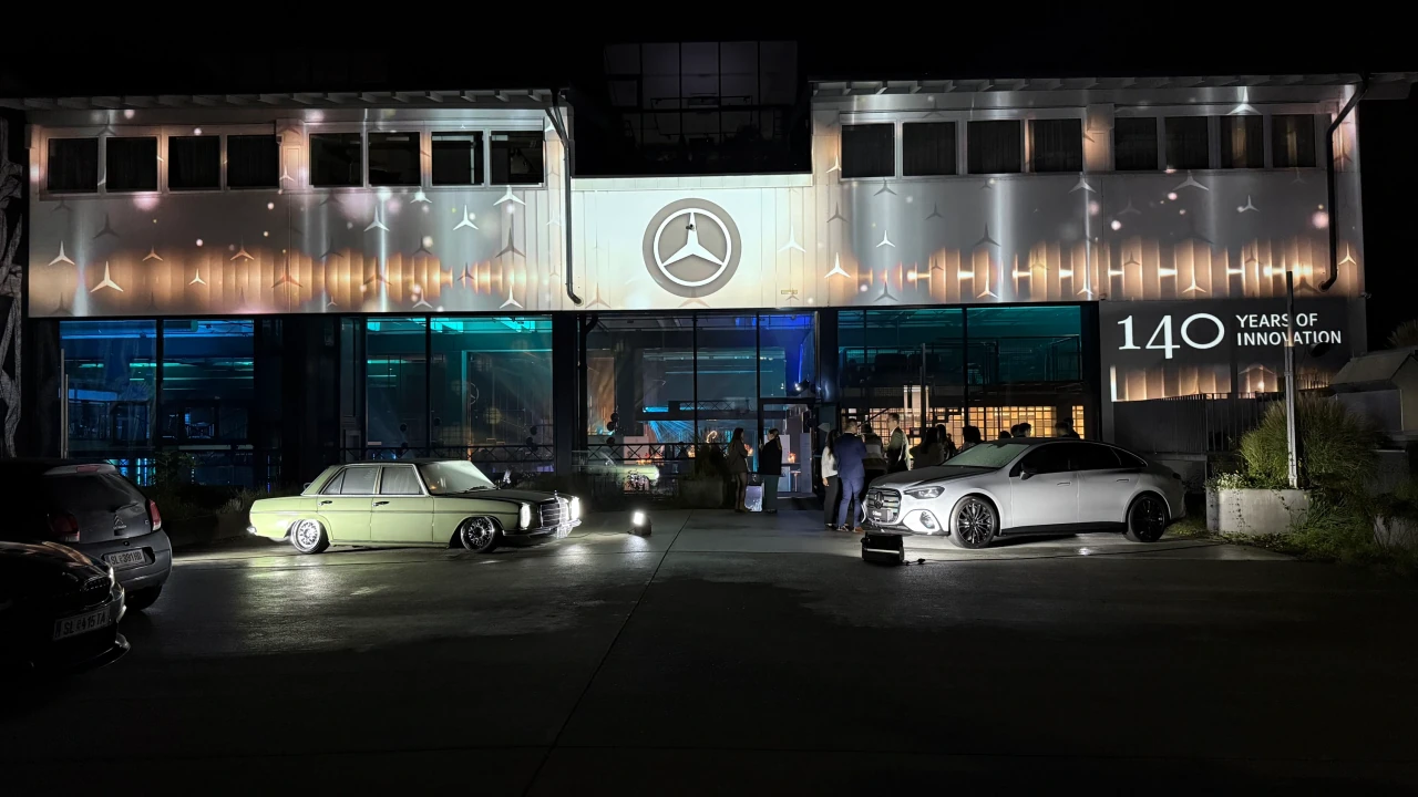 Goldene Lichtwellen und kleine Mercedes-Sterne auf der Fassade beim Jubiläumsabend in Salzburg
