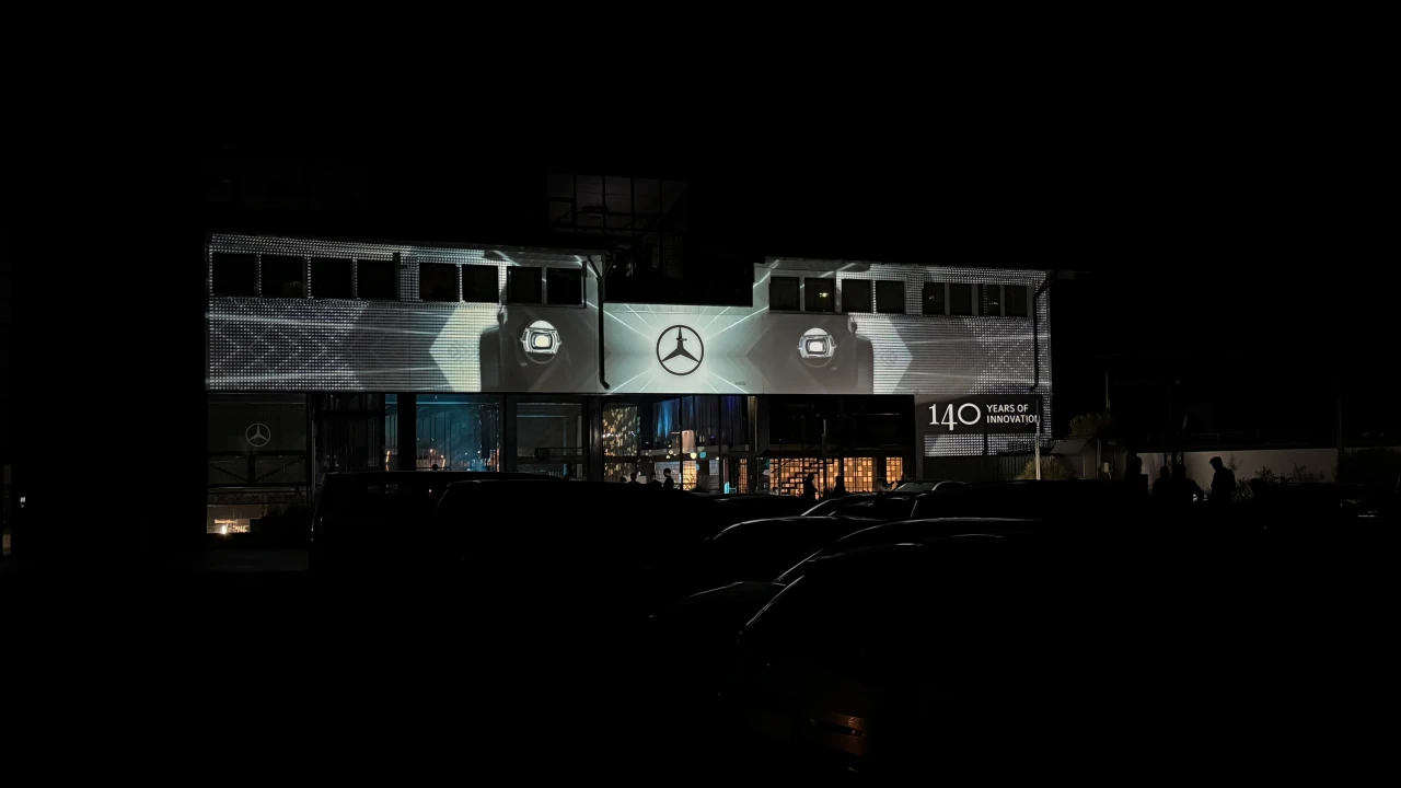 Abendliche Gesamtansicht des Handelszentrums Salzburg mit Punktraster-Projektion und Mercedes-Stern