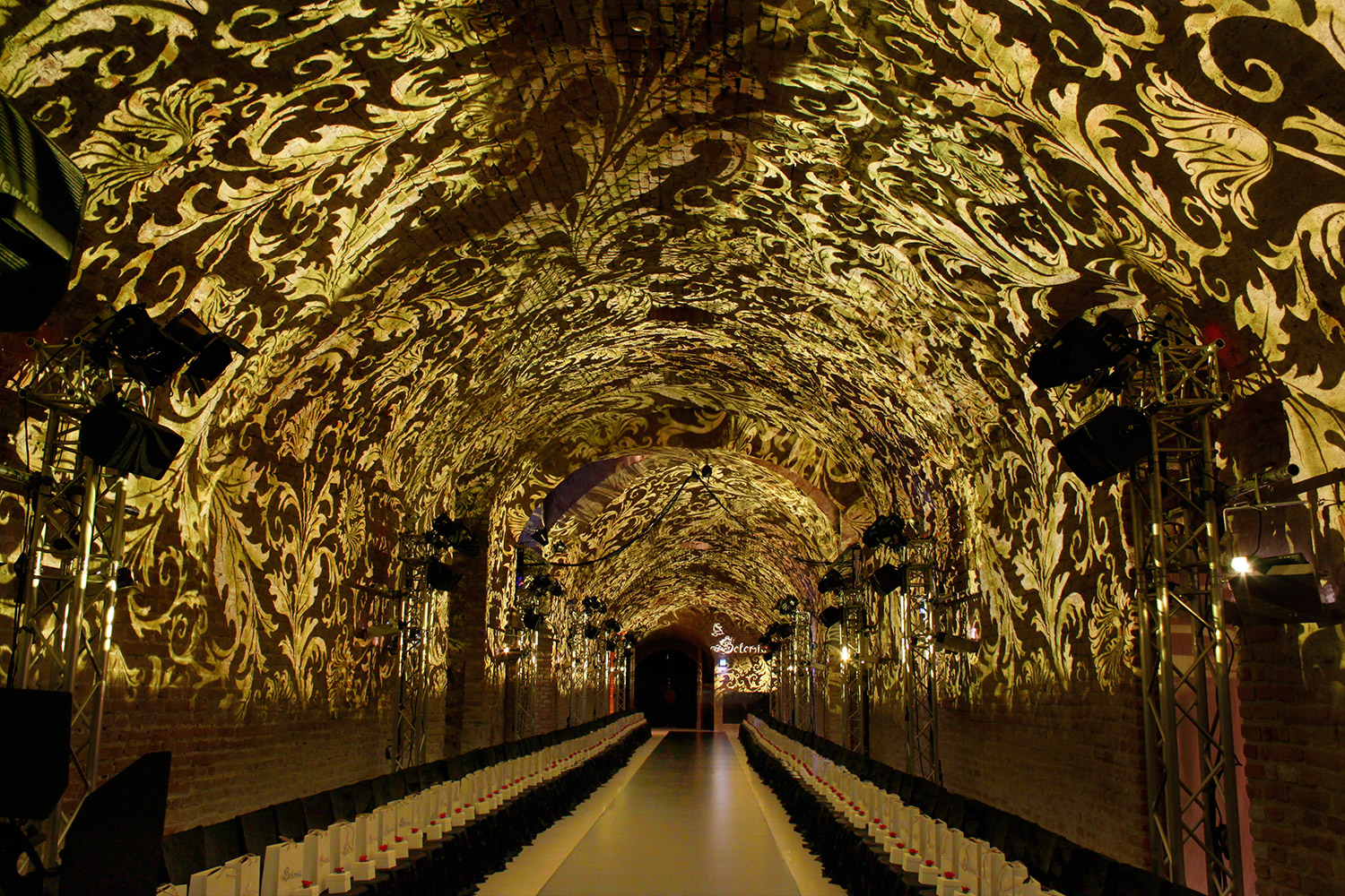 Mapping-Installation zur Solomia-Modenschau im Palais Coburg Wien – MODULUX, Aufnahme 7