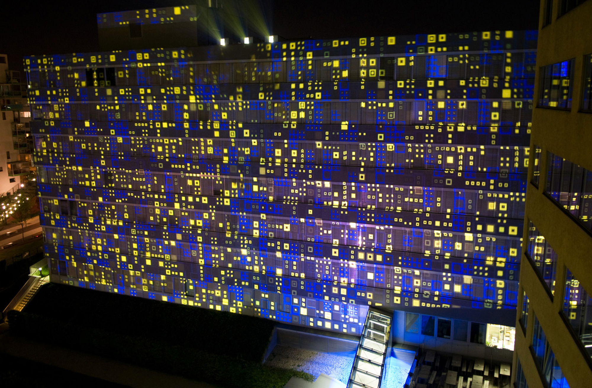 Großbildprojektion auf das PORR-Gebäude in Wien – MODULUX, Aufnahme 3