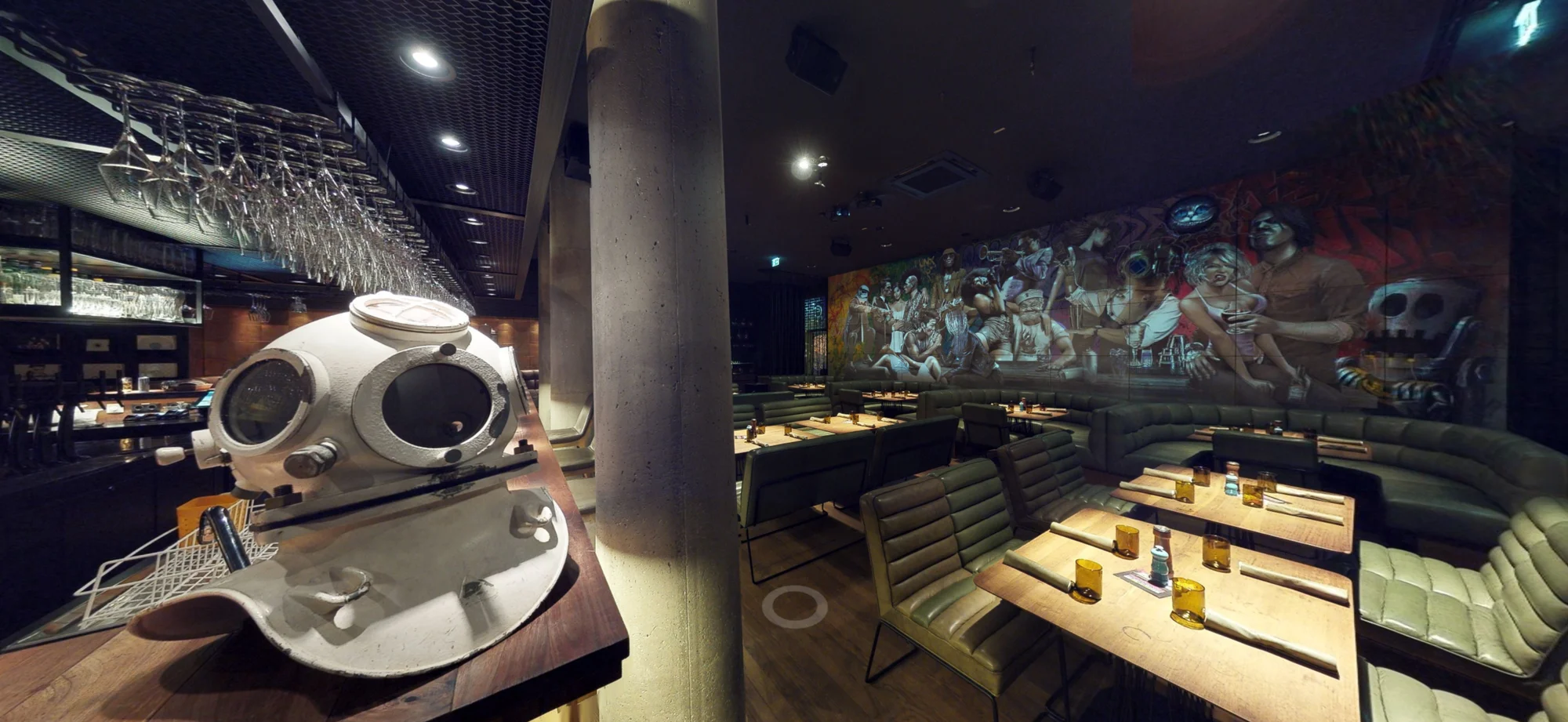 Figurenskulptur im Vordergrund und Mural-Projektion im Hintergrund