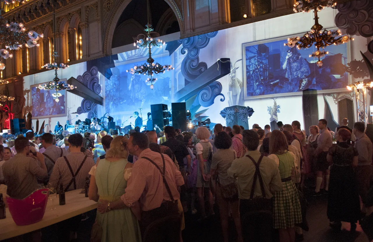 Projektansicht 6: ALMDUDLER TRACHTEN-PÄRCHENBALL – Rathaus · Wien · AT