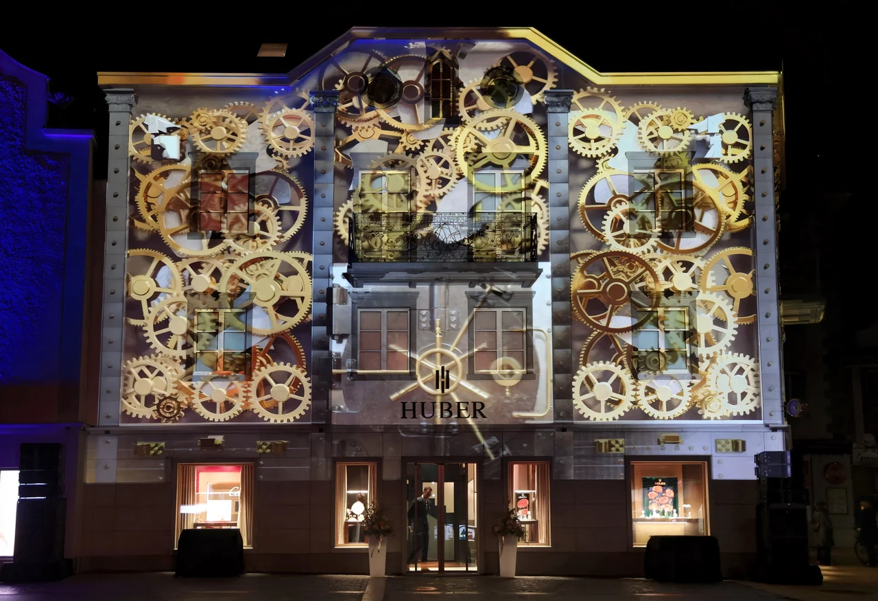 Fassadenprojektion auf Huber Fine Watches & Jewellery bei der Eröffnung in Bregenz