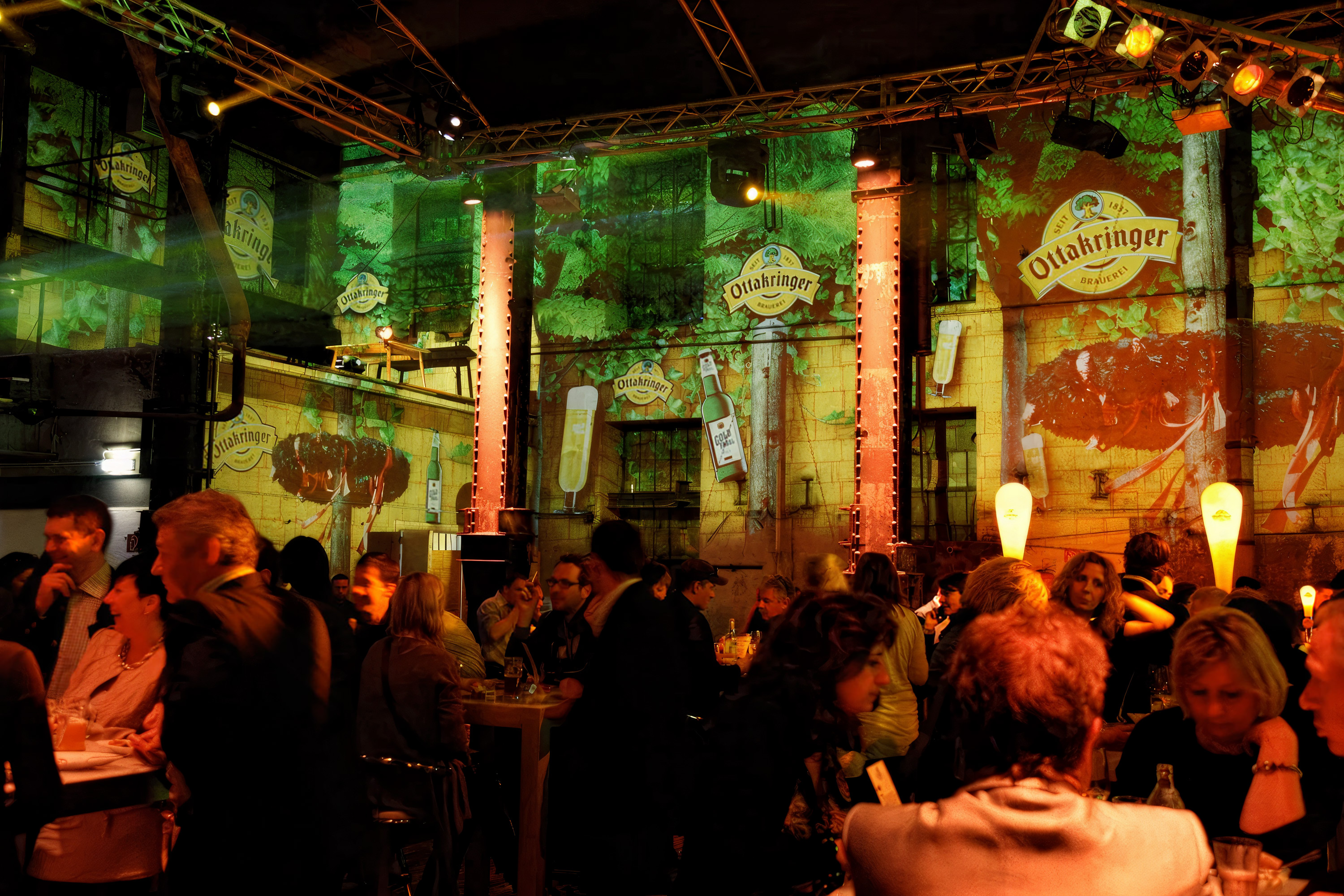 Bier- und Markenmotive als Raumprojektion auf Brauereiwände – Ottakringer Maifest, Ottakringer Brauerei, Wien, Österreich
