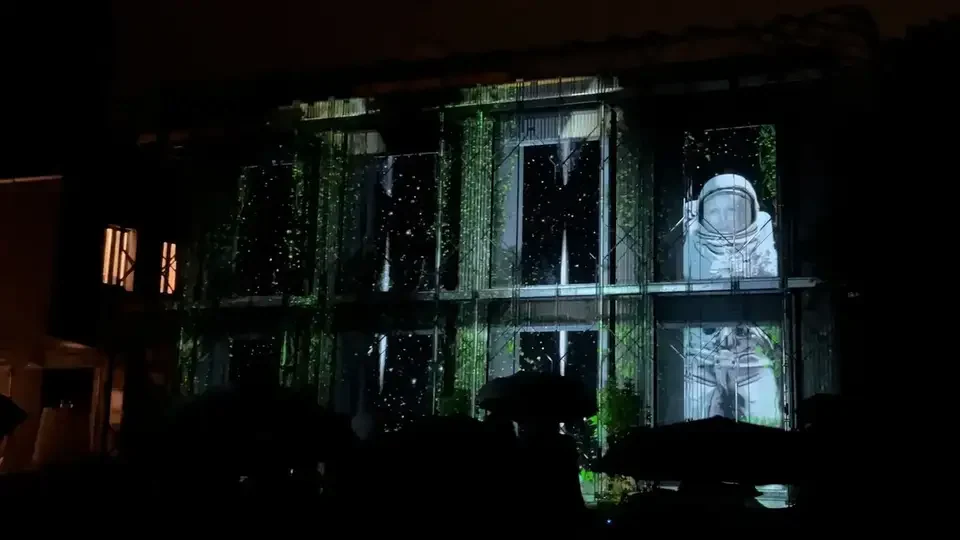 Astronautenmotiv und Pflanzenstrukturen als Fassadenmapping – TERRA MATER, Wien, Österreich