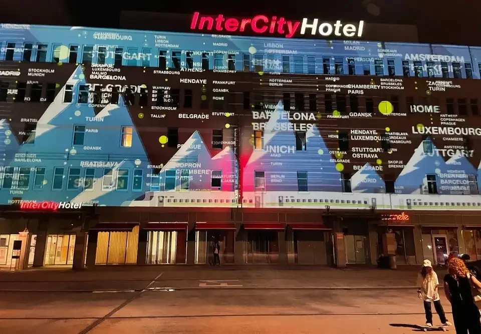 Schrift und Bildmotive als Großbildprojektion auf ein Gebäude – FESTIVAL OF LIGHTS, Berlin, Deutschland