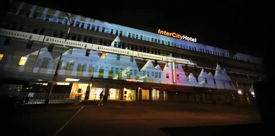 Schrift und Bildmotive als Großbildprojektion auf ein Gebäude – FESTIVAL OF LIGHTS, Berlin, Deutschland