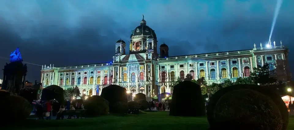 Weite Ansicht der projizierten Museumsfassade in der Dämmerung – WIEN LEUCHTET, Kunsthistorisches und Naturhistorisches Museum, Wien, Österreich
