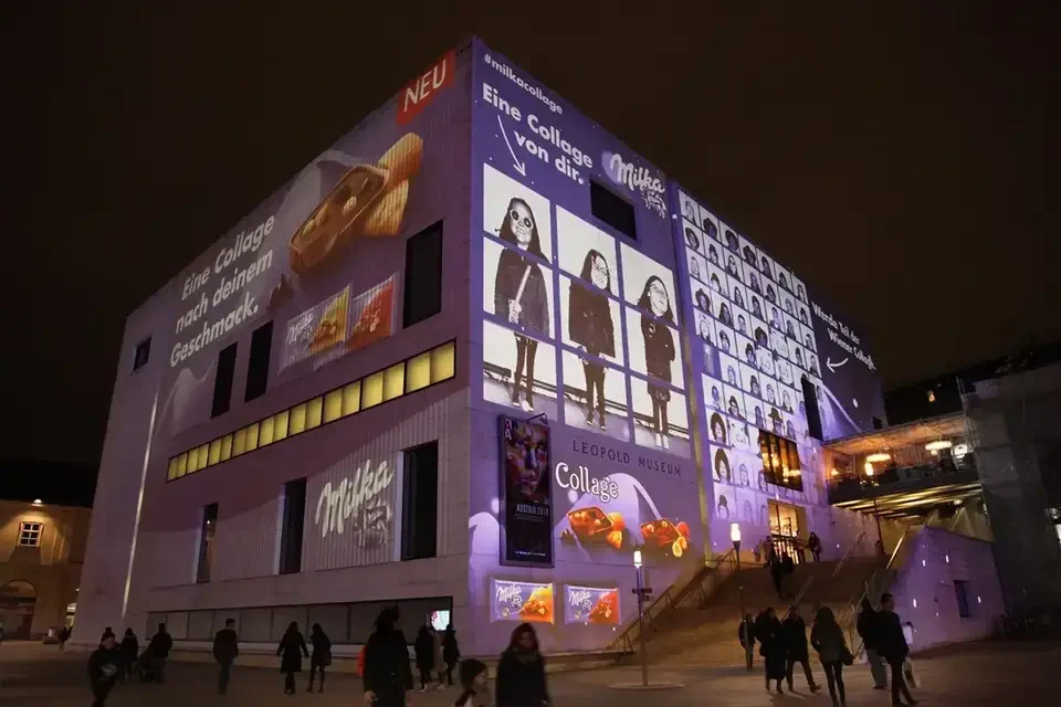 Nahansicht der projizierten Fotocollage auf einer Museumsecke – MILKA, Leopold Museum, Wien, Österreich