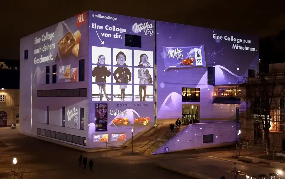 Nahansicht der projizierten Fotocollage auf einer Museumsecke – MILKA, Leopold Museum, Wien, Österreich