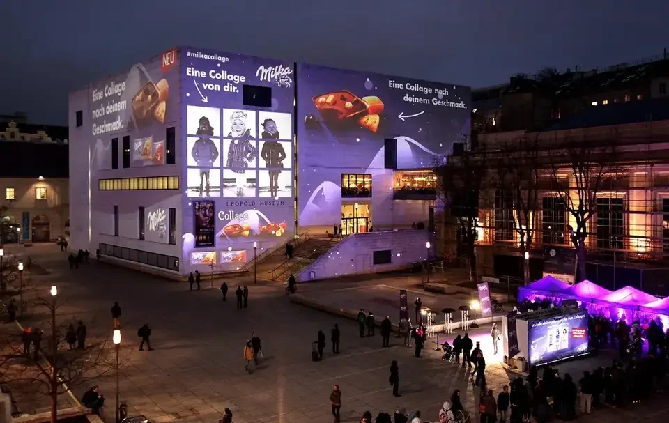Weite Hofansicht mit projizierter Fotocollage auf dem Museum – MILKA, Leopold Museum, Wien, Österreich