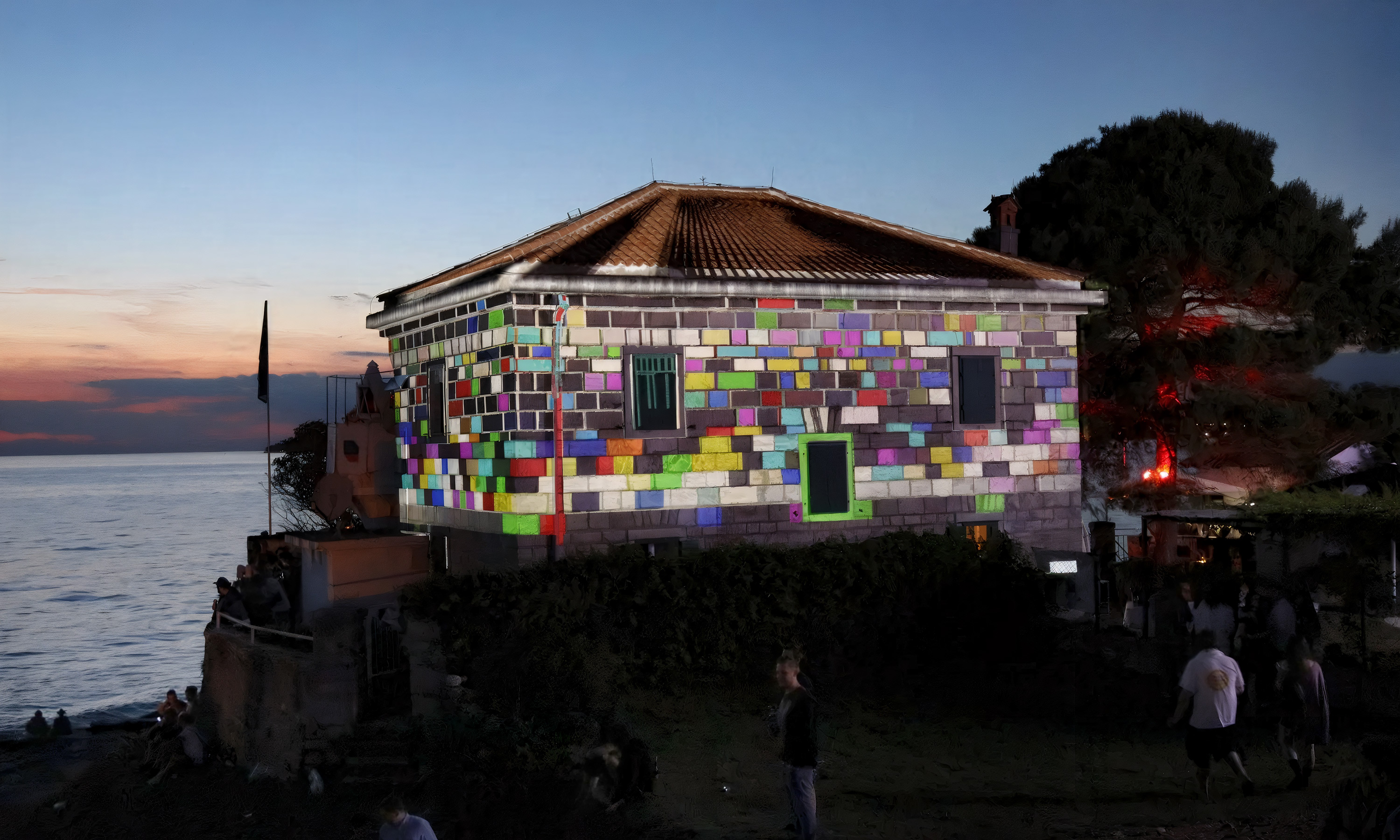 Farbige Rasterprojektion auf eine Fassade am Meer – LIGHTHOUSE FESTIVAL 2017, Poreč, Kroatien