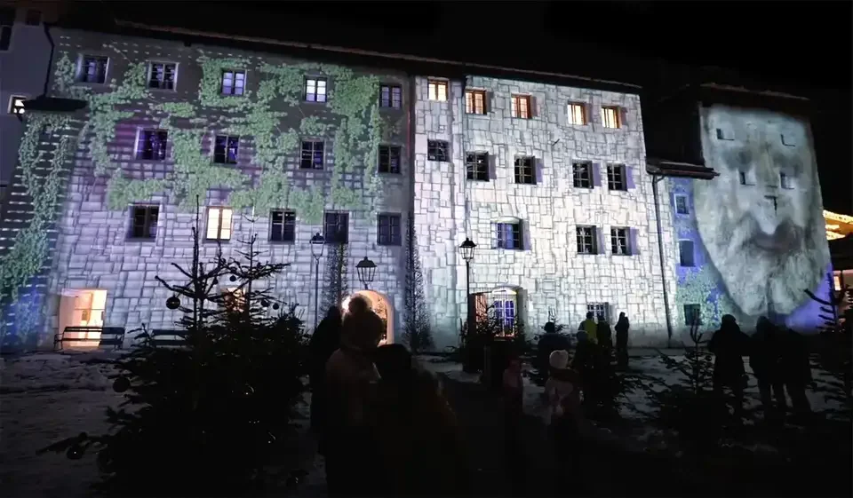 Steintexturen und geometrische Muster auf der Gebäudefassade – 750 JAHRE ZEITSPRUNG KITZBÜHEL, Kitzbühel, Österreich
