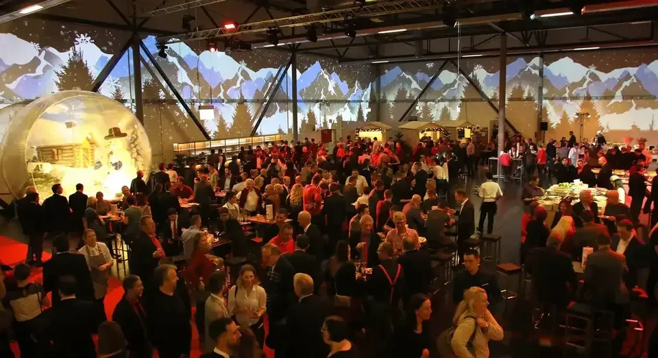 Winterpanorama auf Hallenwänden hinter dem Publikum – A1 Weihnachtsfeier, Austria Center, Wien, Österreich