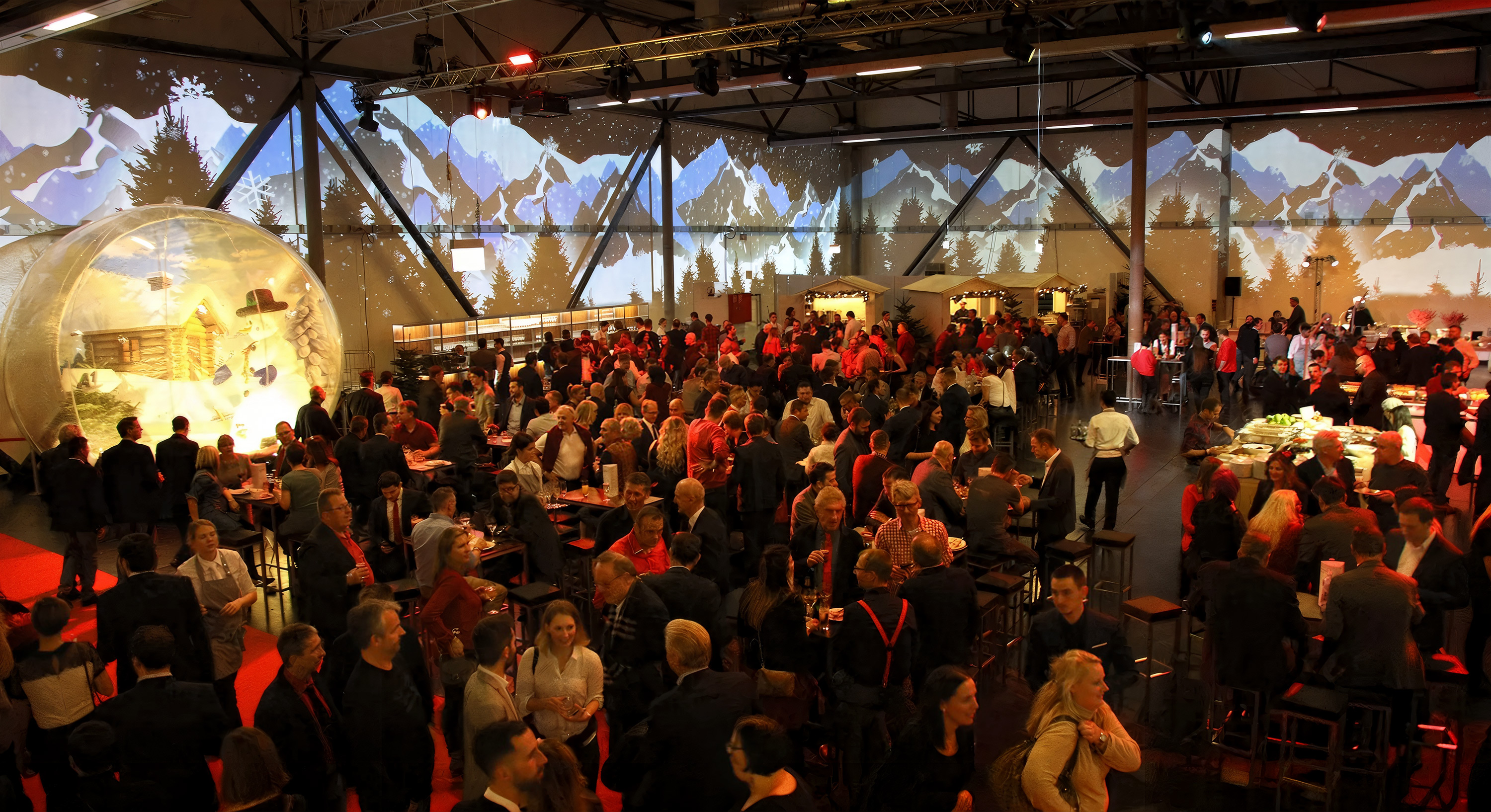 Winterpanorama auf Hallenwänden hinter dem Publikum – A1 Weihnachtsfeier, Austria Center, Wien, Österreich