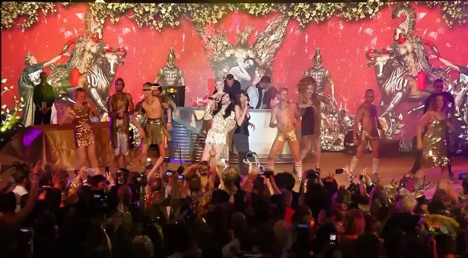 Bühnenvisuals mit Porträt- und Figurenmotiven hinter den auftretenden Gästen – LIFE BALL, Rathaus, Wien, Österreich