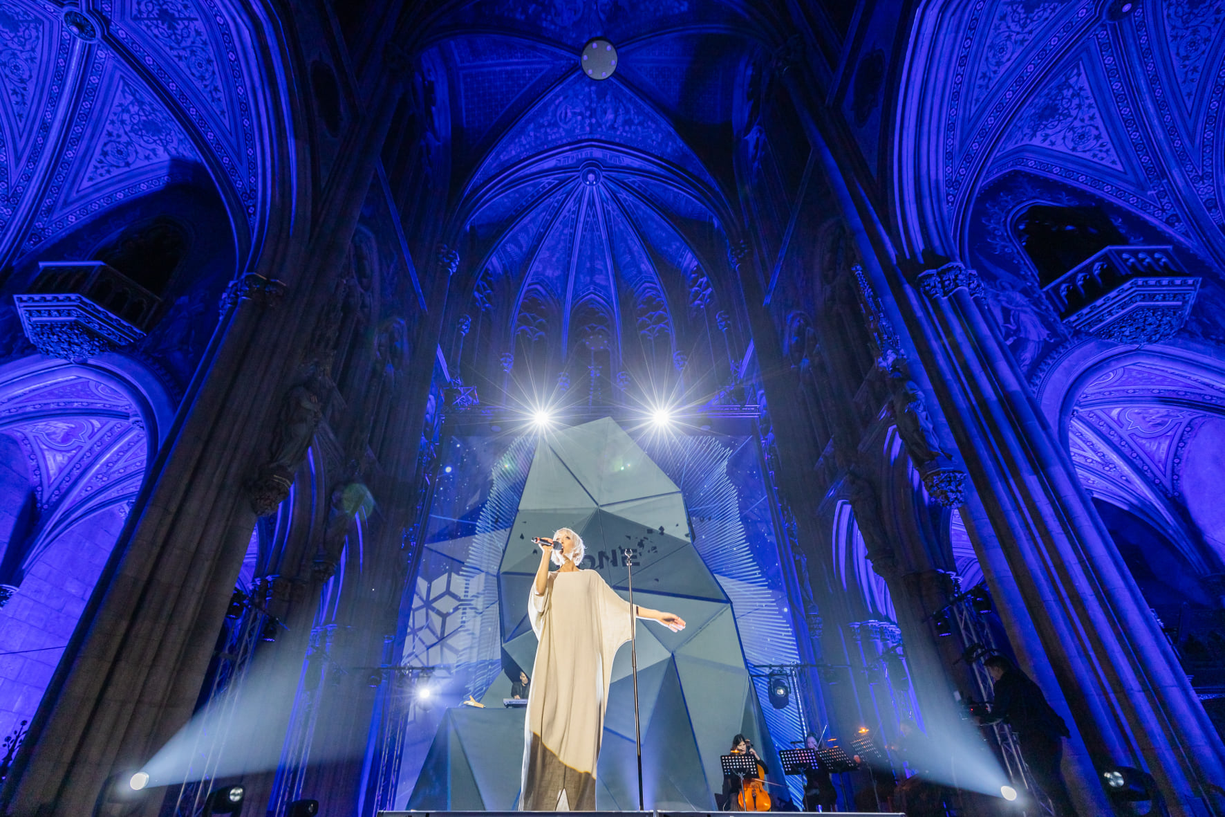 Konzertbühne mit geometrischer Projektionsfläche im Kirchenraum – ELECTRIC CHURCH, Votivkirche, Wien, Österreich