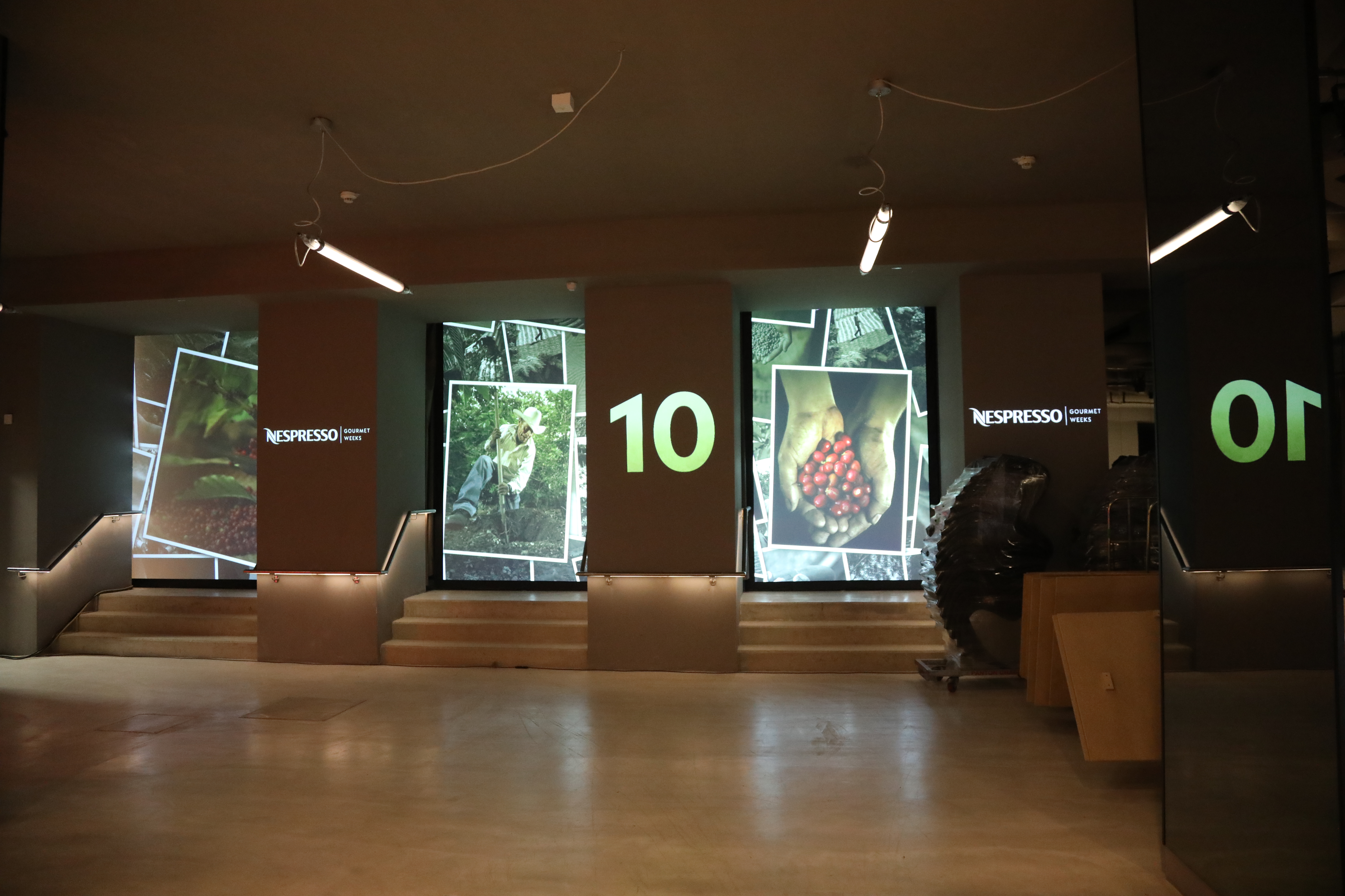 Nespresso-Bildmotive und Jubiläumsschrift als Raumprojektion – Nespresso, Palais Wertheim, Wien, Österreich