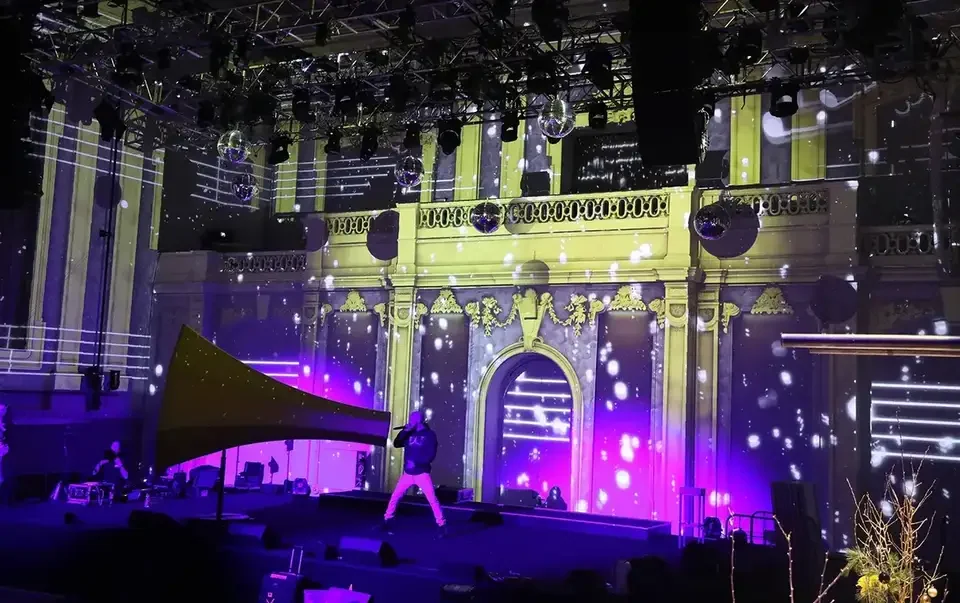 Raumprojektion beim Galaabend der Post in Halle E des MuseumsQuartiers Wien